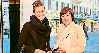 Gewinnerin Lynn Karlen (links) mit Kundenberaterin Marielle Studer.