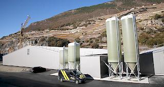 Eine von vier Hallen, der neuen Gefl&uuml;gelfarm von Micarna in Siders.