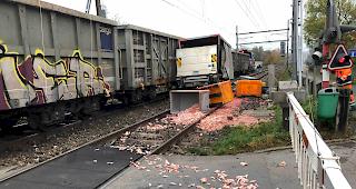 Am Mittwochnachmittag ist ein G&uuml;terzug in einen Lieferwagen geprallt.