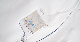 Aus mehr als 100'000 kleineren Karten von Kindern und Jugendlichen aus aller Welt setzt sich die Riesen-Postkarte zusammen.