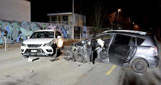 Bei einer seitlichen Frontalkollision eines zivilen Polizeifahrzeugs mit einem anderen Personenwagen sind am Freitagabend in Allschwil