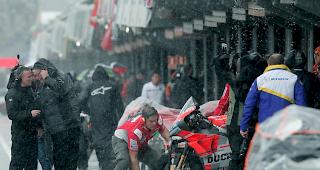 Wegen zu viel Wasser auf der Strecke ist das MotoGP-Rennen abgebrochen worden.