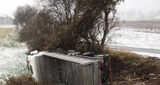 Der Camion kam auf der leicht schneebedeckten Strasse bei Agarn ins Rutschen.