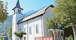 Weniger Messen. Das Bistum Sitten will die Eucharistie-Angebote in den Pfarreien (Bild: Kirche Turtmann) reduzieren.