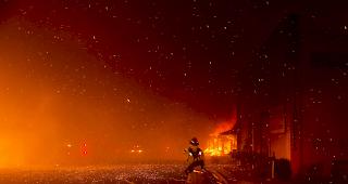 Flammenh&ouml;lle. Die verheerenden Waldbr&auml;nde in den USA haben bislang 81 Menschenleben gefordert.