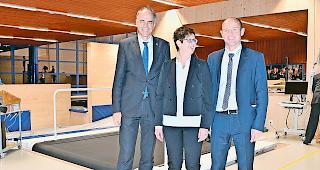 Stolz. Staatsrat Christophe Darbellay, Nadine Tscherrig, Prorektorin Sportschule, und Rektor Gerhard Schmid (rechts) anl&auml;sslich der Einweihung der neuen NLZ-Sporthalle St. Ursula.