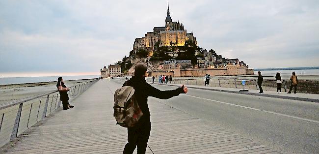 Frankreich. Autostopp bei Mont-Saint-Michel. Die Abhängigkeit von Helfern birgt auch Chancen, ins Gespräch und so an Informationen zu kommen.Fotos ZVG