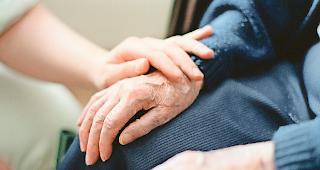 F&uuml;rsorglich. Durch individuelle Betreuung sollen Senioren so lange wie m&ouml;glich zu Hause bleiben k&ouml;nnen (Symbolbild).Foto Keystone