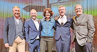 &laquo;Heimatabend&raquo;. Fredy Bayard, Inhaber Mengis Gruppe, Moderator Patrick Rohr, S&auml;ngerin Sina, Gastgeber und Generalagent Christophe Meyer und SRG-Pr&auml;sident Jean-Michel Cina (von links).Foto wb