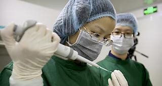 Unverst&auml;ndnis. In einem gemeinsamen Schreiben verurteilen 122 chinesische Forscher die offenbar erstmals durch einen Berufskollegen durchgef&uuml;hrte Genmanipulation bei Babys.