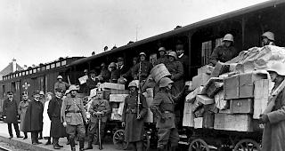 Bahnhof Bern. W&auml;hrend des Landesstreiks &uuml;bernahm die aufgebotene Armee die Bef&ouml;rderung der Post.