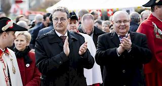 Zwischenhalt. St&auml;nderatspr&auml;sident Jean-Ren&eacute; Fournier wurde beim Visper Bahnhof von Gemeindepr&auml;sident Niklaus Furger empfangen.