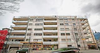 Viel Gl&uuml;ck, kein Zufall. Im August st&uuml;rzten hier in Naters Balkongel&auml;nder hinunter auf den Gehsteig; jetzt werden sie gesamterneuert.Foto WB/Andrea Soltermann