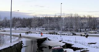 Gewaltige Sch&auml;den. Das Zentrum des Bebens lag nach den j&uuml;ngsten Angaben der Experten rund 13 Kilometer n&ouml;rdlich von Anchorage, der gr&ouml;ssten Stadt des US-Bundesstaates Alaska.