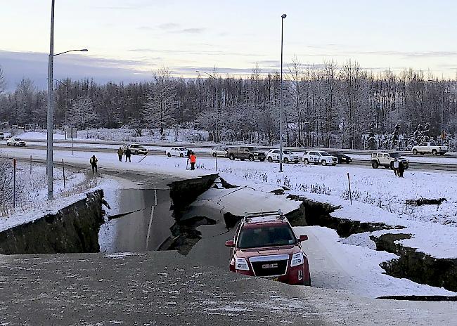Gewaltige Schäden. Das Zentrum des Bebens lag nach den jüngsten Angaben der Experten rund 13 Kilometer nördlich von Anchorage, der grössten Stadt des US-Bundesstaates Alaska.