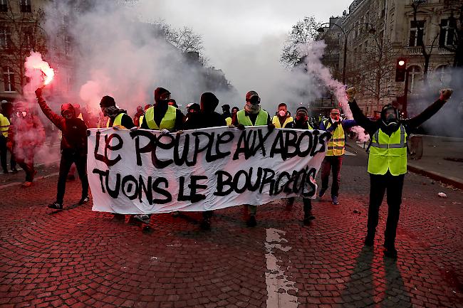 Proteste. In Frankreich fordern die «Gelbwesten» Steuersenkungen sowie eine Anhebung von Mindestlohn und Renten.