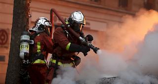 Feuerwehrleute versuchen ein brennendes in der N&auml;he der Pariser Prachtstrasse Champs-&Eacute;lys&eacute;es zu l&ouml;schen. 

