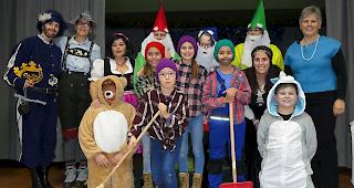 Die M&auml;rlitanten und ihre Mitspielenden verabschieden sich nach dem St&uuml;ck &laquo;Schneewittchen&raquo; von der Agarner Mehrzweckhallenb&uuml;hne.