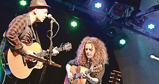 Ungek&uuml;nstelt. Shirley Grimes &ndash; hier mit Wolfgang Zwiauer &ndash; am Samstagabend im Oberwalliser Kellertheater: Gut, weil gekonnt und ungek&uuml;nstelt kam daher, was es da zu h&ouml;ren gab. Fotos wb