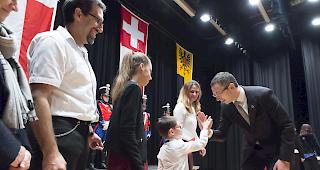 Staatsrat Favre nahm die Vereidigungen der neuen B&uuml;rger vor.