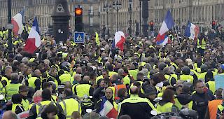 Nach Krawallen. Mit der&nbsp;Aussetzung&nbsp;der &Ouml;kosteuer auf Diesel und Benzin&nbsp;will&nbsp;die franz&ouml;sische&nbsp;Regierung&nbsp;die Lage beruhigen.