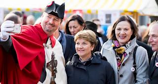 Staatsratspr&auml;sidentin Esther Waeber-Kalbermatten freut sich &uuml;ber die Wahl von Viola Amherd in den Bundesrat. (Archiv)