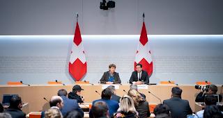 Viola Amherd spricht vor den Bundeshausmedien.