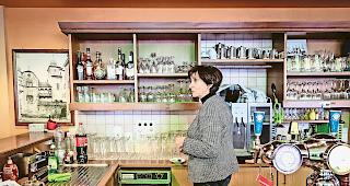 Lieber im Hintergrund. Oder hinter der Bar. Eva-Maria Roten in ihrem &laquo;P&ouml;stli&raquo; in der Briger Furkastrasse.Foto wb/andrea soltermann