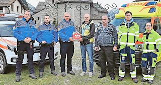 Startklar. Jean-Pierre Allet, Leiter Regionalpolizei Zermatt (Dritter von links), Diego Lareida, Leiter Notrufzentrale 144 (Mitte), und rechts neben ihm Franz Zenklusen, Leiter Rettungsdienst Mattertal, umringt von Mitarbeitern.Foto WB