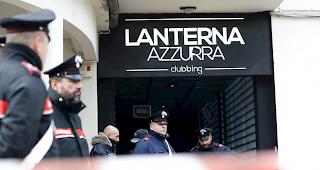 Bei einer Massenpanik von Besuchern einer Disco in der N&auml;he der italienischen Hafenstadt Ancona an der Adria sind am fr&uuml;hen Samstagmorgen sechs Menschen ums Leben gekommen. Die Ursache war eine Massenpanik.
