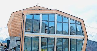 Einsteigen bitte. LSSG-Betriebsleiter Christian Furrer (links) und J&uuml;rgen Brigger, Gemeinde- pr&auml;sident von Staldenried, begr&uuml;ssen die G&auml;ste zur Jungfernfahrt (oben). In Gspon stand dann eine Besichtigung der neuen Bergstation auf dem Programm.