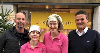 Jean-Pierre Karlen (ganz links) und Roger Schmid, Vertreter des Freizeitclubs L&ouml;tschberg, mit Monika und Anina, Angestellte im Caf&eacute; Zucherpuppa.