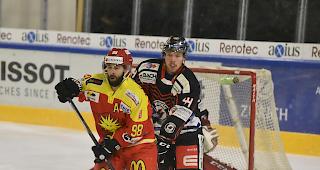 Siders-St&uuml;rmer Christopher Depraz (vorne) sieht sich von Huttwil-Verteidiger Michael Minder bedr&auml;ngt.