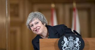 Durchgesetzt.&nbsp;Theresa May kann als Parteichefin und Premierministerin weitermachen.