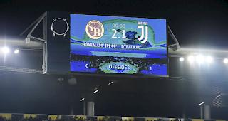 Ein Juventus-Fan ist am Mittwoch kurz vor Spielschluss im Stade de Suisse mehrere Meter in die Tiefe gest&uuml;rzt. 