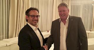 Past Pr&auml;sident Dominik Kuonen (links) &uuml;bergab sein Amt an Rob Salemink.