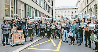 Protest in Bern. Psychologische Psychotherapeuten sind vom Gesetz her erm&auml;chtigt, in eigener fachlicher Verantwortung zu arbeiten. Im Abrechnungsmodell schl&auml;gt sich das nicht nieder.