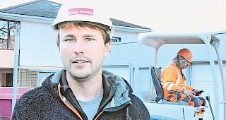 Gartenbauer. Daniel Imboden, Vorarbeiter der B&auml;chler + G&uuml;ttinger AG: &laquo;Fast alle nutzen die Gelegenheit, um ihren Garten umzugestalten.&raquo;