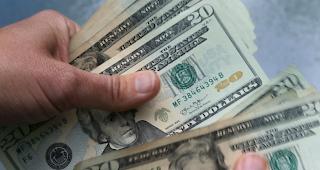 Zahlreiche Autofahrer hielten sofort an, um das Geld aufzusammeln.