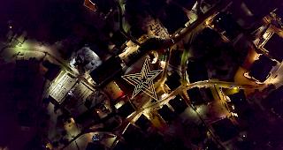 Im Rahmen der Aktion &laquo;Eine Million Sterne&raquo; leuchteten am Samstagabend vier Sterne auf dem Dorfplatz in Gr&auml;chen.