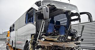 Bei einem schweren Verkehrsunfall eines Reisecars in Z&uuml;rich ist am Sonntagmorgen eine Frau ums Leben gekommen. 44 Menschen wurden verletzt.