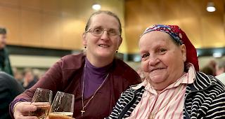 Madeleine und Martina Arnold stossen an der Weihnachtsfeier an