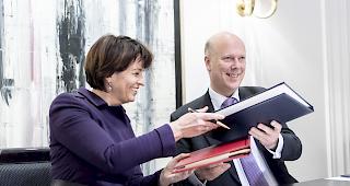 Status quo. Bundesr&auml;tin Doris Leuthard und der britische Verkehrsminister Chris Grayling bei der Unterzeichnung der neuen Regelungen zum Luftverkehr zwischen den beiden L&auml;ndern.