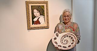 Porzellanmalerin. Ursula Schnyder mit zwei ihrer in der Pinakothek ausgestellten Werke.Foto wb