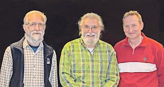 Erfolgreich. Rolf Vogt (links) errang die Goldmedaille beim Thema &laquo;Geschwungene Linien&raquo;, Beat Seematter (rechts) holte zwei Silberauszeichnungen und den Kombinationscup &ndash; und Antonino Catalano, Pr&auml;sident des Fototeams Brig, zeigt sich ob der Erfolge mehr als nur zufrieden. 