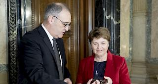 Symbolisch.&nbsp;Mit einem historischen Schl&uuml;ssel &uuml;bergibt Bundesrat Guy Parmelin seiner neuen Amtskollegin Viola Amherd die Verantwortung f&uuml;r das VBS.