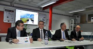 Der designierte Institutsleiter Pierre Roduit, die beiden Staatsr&auml;te Roberto Schmidt und Christophe Darbellay, sowie HES-SO-Direktor Fran&ccedil;ois Seppey stellten das neue Institut "Energie und Umwelt" vor.