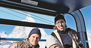 In der Gondel. &laquo;Wintershome&raquo; sind Romaine M&uuml;ller, Maria Zurbriggen und Rebecca Graven  (von links), Joel M&uuml;ller und Pirmin Zurbriggen.Foto zvg