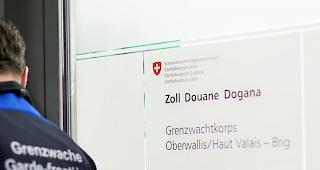 Nach dem Fall der Totgeburt einer Syrerin vor drei Jahren auf dem Grenzwachtposten in Brig ist erneut ein Grenzer ins Fadenkreuz der Justiz geraten. Sie ermittelt gegen den Postenchef wegen Verdacht von Kinderpornografie.