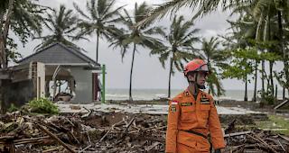 Verheerende Katastrophe. Rettungskr&auml;fte durchk&auml;mmen die Schuttberge nach &Uuml;berlebenden.